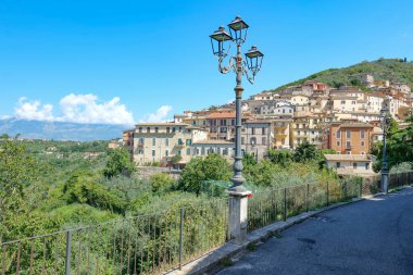 İtalya 'nın Frosinone eyaletinde bir ortaçağ kasabası olan Arpino' nun manzarası.