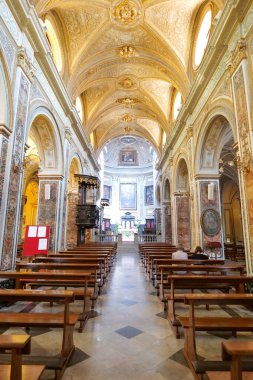 İtalya 'nın Lazio kentinde küçük bir kasaba olan Arpino' nun ortaçağ bölgesindeki eski bir kilisenin içi..