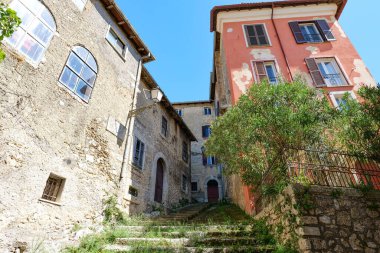 Lazio, İtalya 'da küçük bir ortaçağ kasabası olan Arpino' nun evleri arasında dar bir sokak..