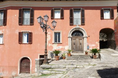 İtalya 'nın Lazio şehrinde küçük bir kasaba olan Arpino' nun ortaçağ bölgesindeki eski bir evin cephesi..