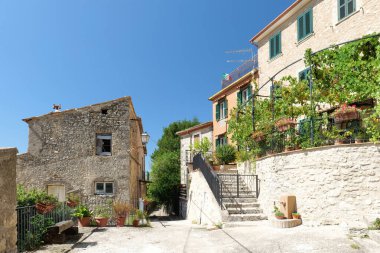 Lazio, İtalya 'da küçük bir ortaçağ kasabası olan Arpino' nun evleri arasında dar bir sokak..