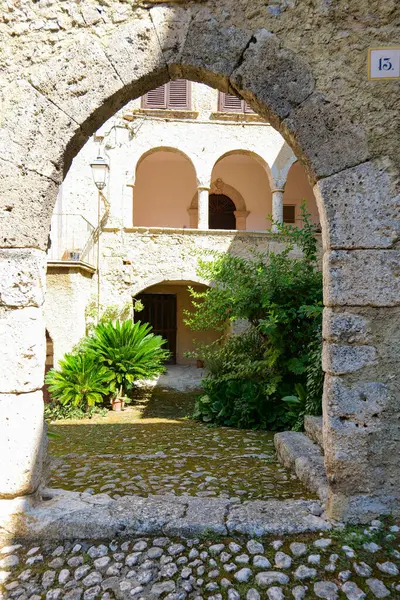 İtalya 'nın Lazio şehrinde küçük bir kasaba olan Arpino' nun ortaçağ bölgesindeki eski bir evin cephesi..