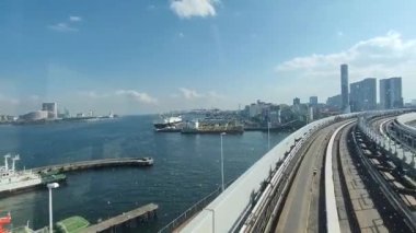 Tren şehrin endüstriyel bir bölgesinden geçmeye başlıyor. Demiryolu hattının görüntüsü - lokomotif şoförünün taksisinden demiryolu koridoru..