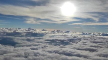Sabahleyin uçak penceresinden hava görüntüsü. Şafak vakti uçak penceresinden bulutların hava görüntüsü.