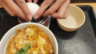 Oyakodon, üzerinde tavuk ve yumurta olan bir kase pirinç.