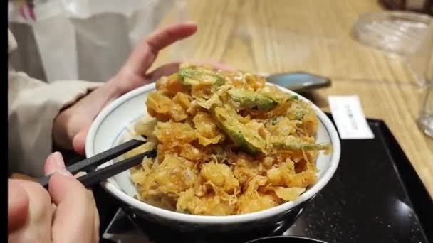 Полная Тарелка Японского Хрустящего Смешанного Темпура Рисовом Наборе — стоковое видео