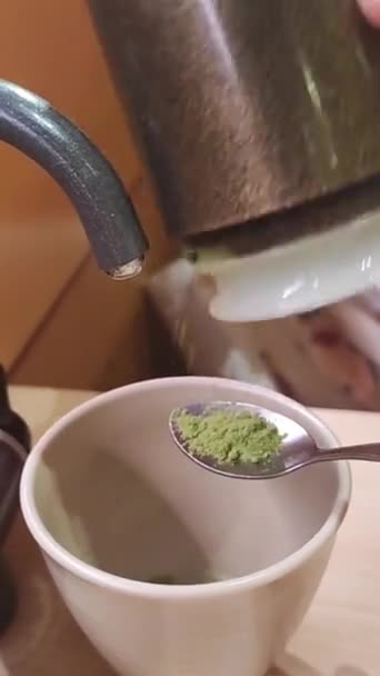 在餐馆里煮绿茶粉 — 图库视频影像
