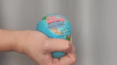 Dünya gezegenini tutan insan ellerini kapatın..