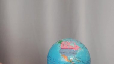 Dünya gezegenini tutan insan ellerini kapatın..