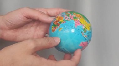 Dünya gezegenini tutan insan ellerini kapatın..