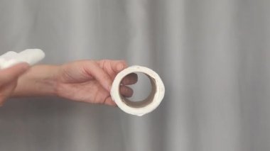 Adam tuvalet kağıdı kullanıyor. Tuvalet kağıdı rulosu