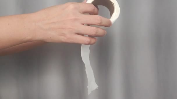 Pria Itu Menggunakan Tisu Toilet Gulung Tisu Toilet — Stok Video