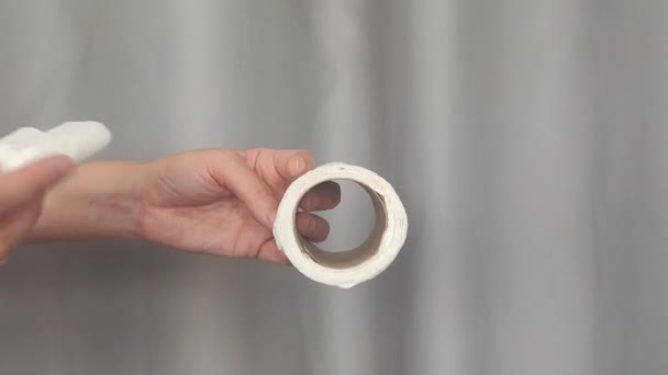 Adam Tuvalet Kağıdı Kullanıyor Tuvalet Kağıdı Rulosu — Stok video