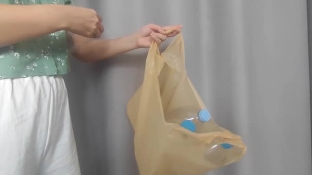 Tegye Műanyag Palackokat Szemeteszsákba Hasznosítsa Újra Hulladékgazdálkodás Műanyagok Újrahasznosítása — Stock videók