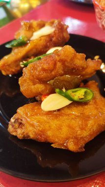 Soya soslu kızarmış Kore tavuk kanadı.