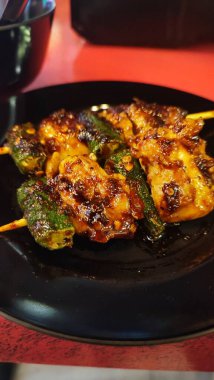 Şişte ızgara tavuk filetosu.