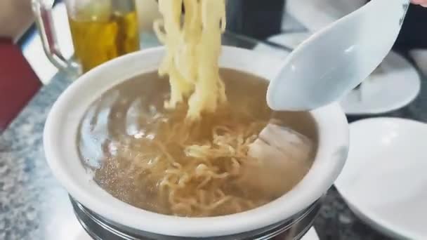 Lezzetli Balık Köftesi Pirinç Eriştesi Kalın Çorba — Stok video