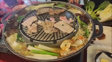 Tayland usulü ızgara domuz eti sıcak tavada, Moo-gata domuz eti geleneksel Tayland usulü barbekü.