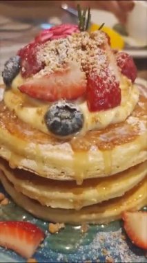 Kahvaltı için böğürtlenli krep ve akçaağaç şurubu.