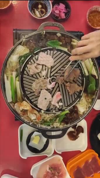 泰国烧烤烤猪肉在火锅自助餐 Moo Gata猪肉锅这是传统的泰国风格的烧烤 — 图库视频影像