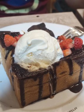 Yağda yumurta ve ızgara sosisle nefis bir kahvaltı.