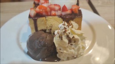 Çilekli ballı tost, vanilyalı ve çikolatalı dondurma - tatlı