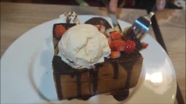 Çilekli ballı tost, vanilyalı ve çikolatalı dondurma - tatlı