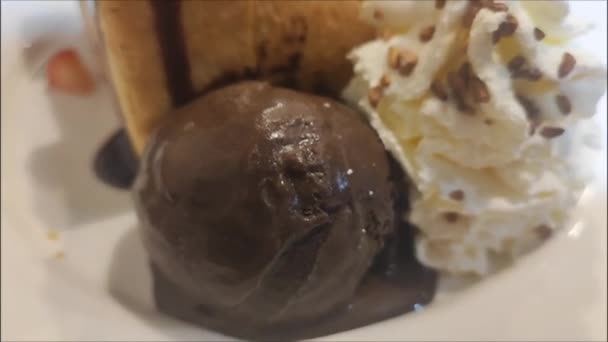 Медовий Тост Полуницею Ваніллю Шоколадним Морозивом Десерт — стокове відео