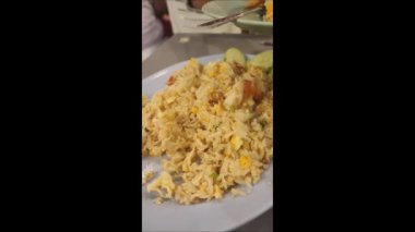 Karidesli kızarmış pirinç, sebze ve pilav.