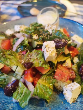 Taze sebzeli Yunan salatası, peynir ve siyah zeytin.