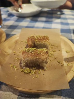 Mermer zemin üzerinde Türk tatlısı Dry Baklava. Türk hamur tatlısı baklavası. 