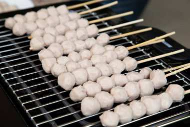 Kızarmış köfteler Tayland Asya 'da lezzetli sokak yemekleri.