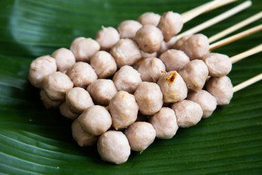 Kızarmış köfteler Tayland Asya 'da lezzetli sokak yemekleri.