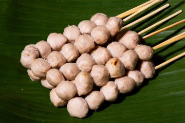 Kızarmış köfteler Tayland Asya 'da lezzetli sokak yemekleri.