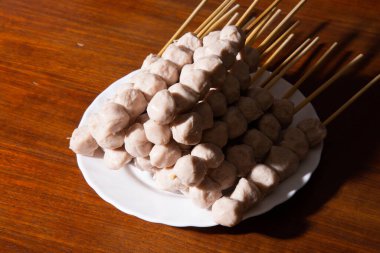 Kızarmış köfteler Tayland Asya 'da lezzetli sokak yemekleri.