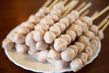 Kızarmış köfteler Tayland Asya 'da lezzetli sokak yemekleri.