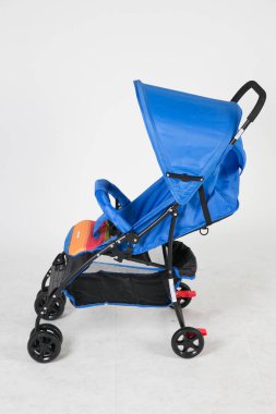 Beyaz arka planda modern bebek arabası