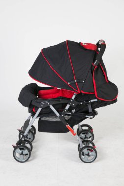 Beyaz arka planda modern bebek arabası