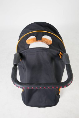 Beyaz arka planda modern bebek arabası