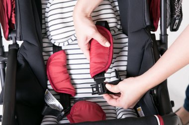 Beyaz arka planda modern bebek arabası