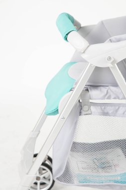 Beyaz arka planda modern bebek arabası