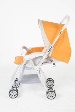 Beyaz arka planda modern bebek arabası