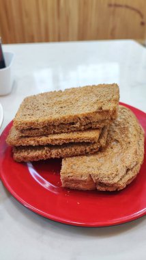 Kırmızı tabakta tereyağlı tost