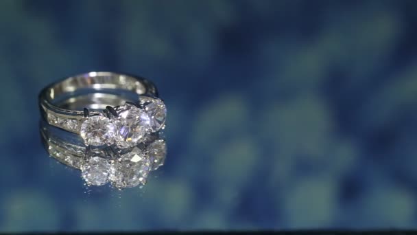 Anel Com Três Diamantes Anéis Casamento Dourados Ouro Branco — Vídeo de Stock