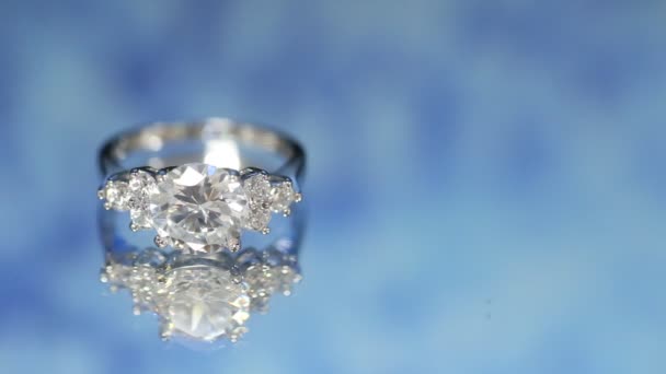 Diamanten Ring Donkerblauwe Achtergrond Trouwring Verlovingsring — Stockvideo