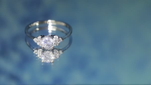 Anello Diamante Sfondo Blu Scuro Fede Nuziale Anello Fidanzamento — Video Stock