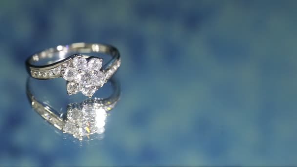 Anello Diamante Sfondo Blu Scuro Fede Nuziale Anello Fidanzamento — Video Stock