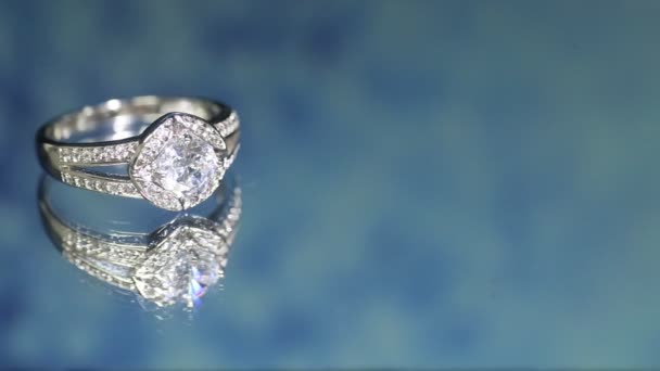 Anel Diamante Fundo Azul Escuro Anel Casamento Anel Noivado — Vídeo de Stock