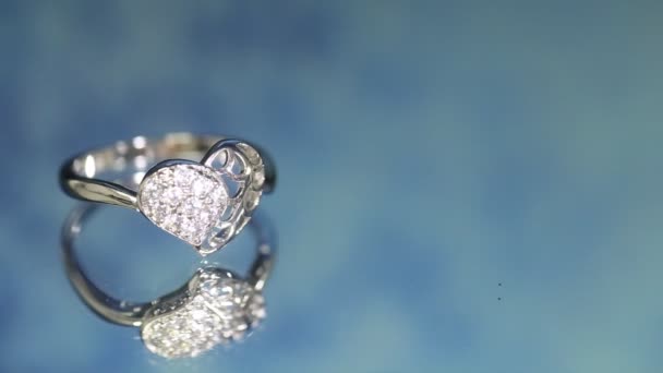 Anel Diamante Fundo Azul Escuro Anel Casamento Anel Noivado — Vídeo de Stock