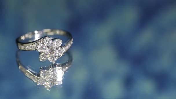 深蓝色背景的钻石戒指 结婚戒指 订婚戒指 — 图库视频影像